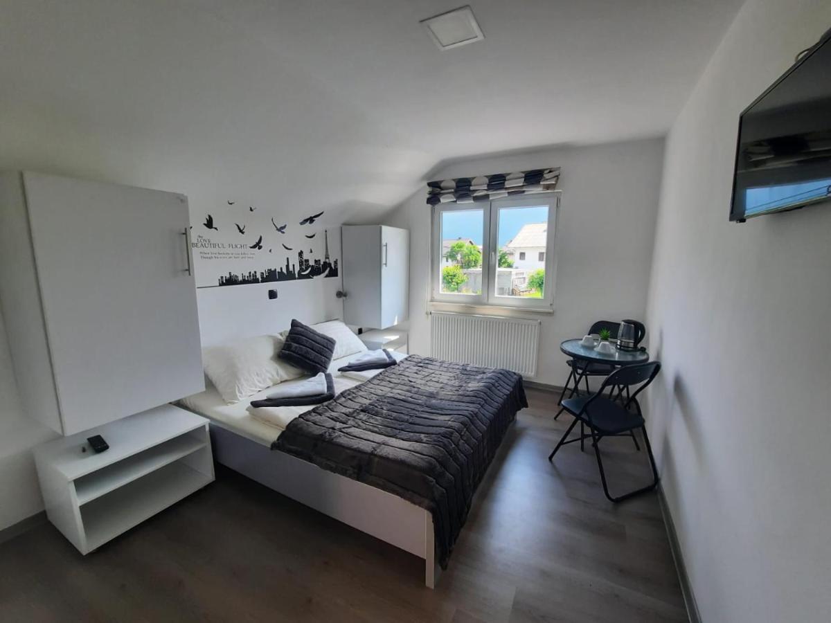 Hôtel Filip à Korenica Extérieur photo
