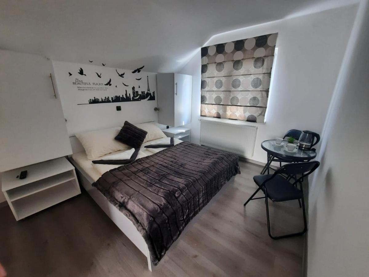 Hôtel Filip à Korenica Extérieur photo