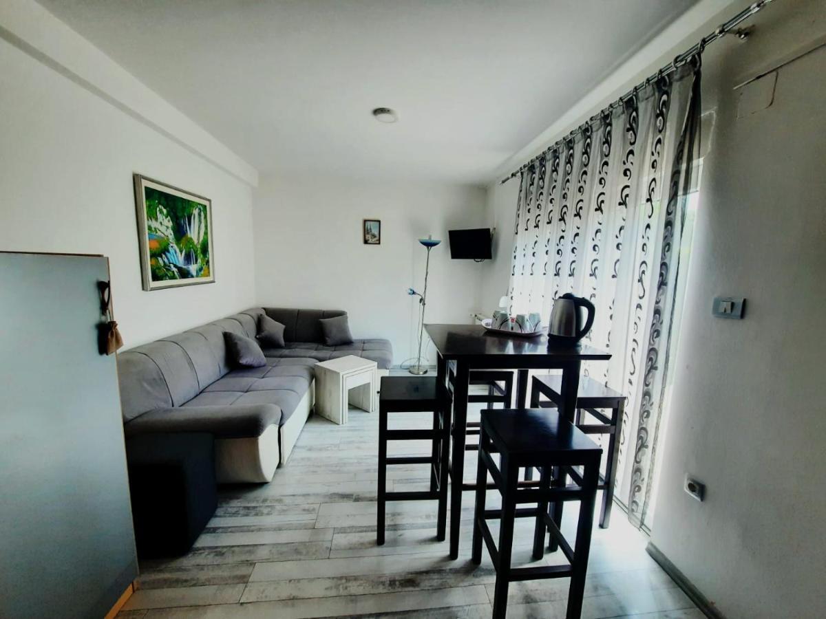 Hôtel Filip à Korenica Extérieur photo