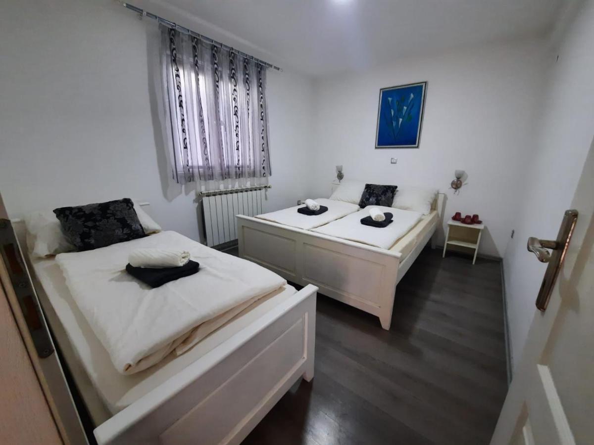 Hôtel Filip à Korenica Extérieur photo