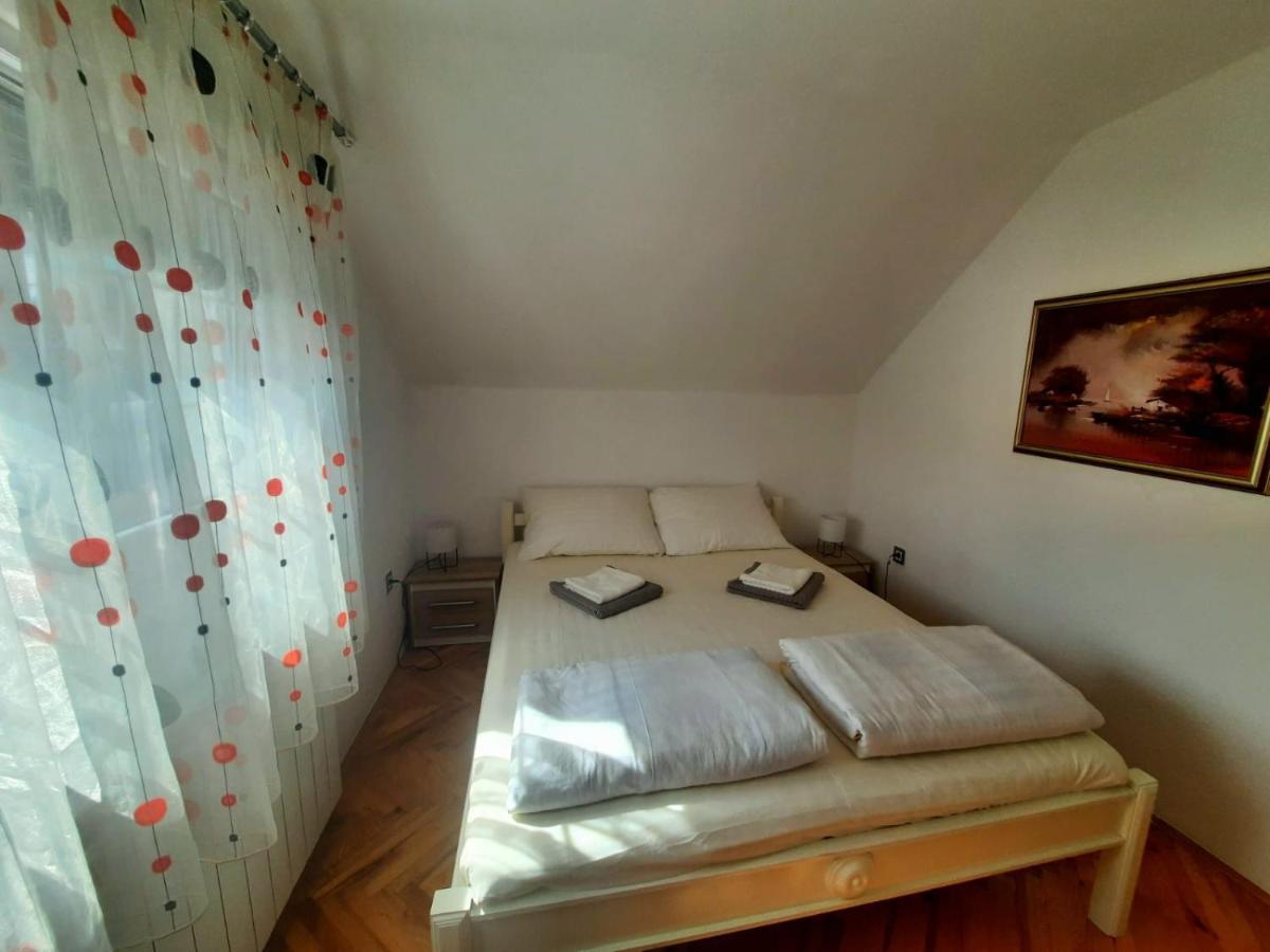 Hôtel Filip à Korenica Extérieur photo