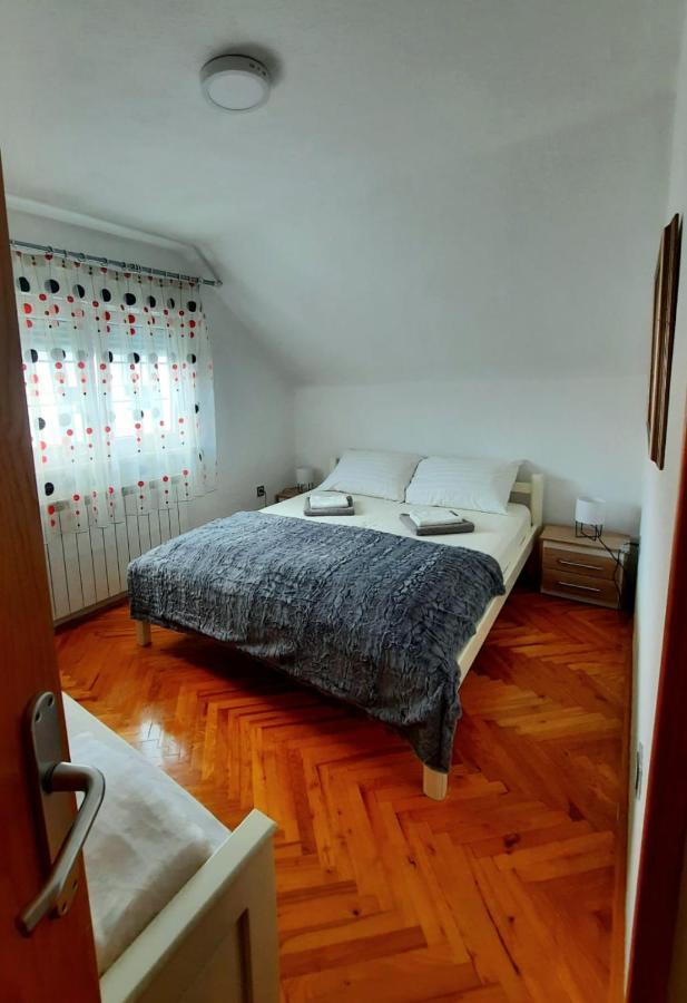 Hôtel Filip à Korenica Extérieur photo
