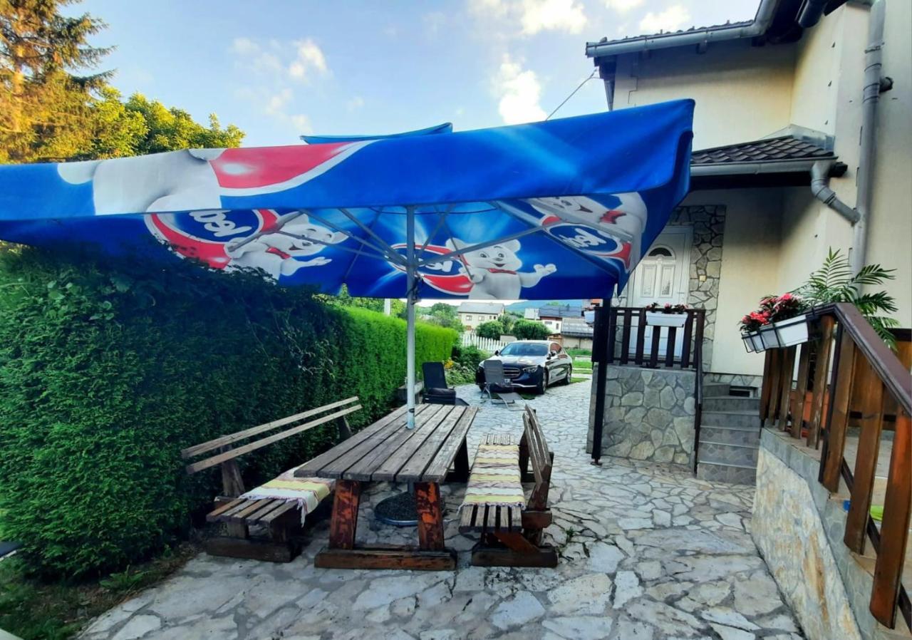 Hôtel Filip à Korenica Extérieur photo