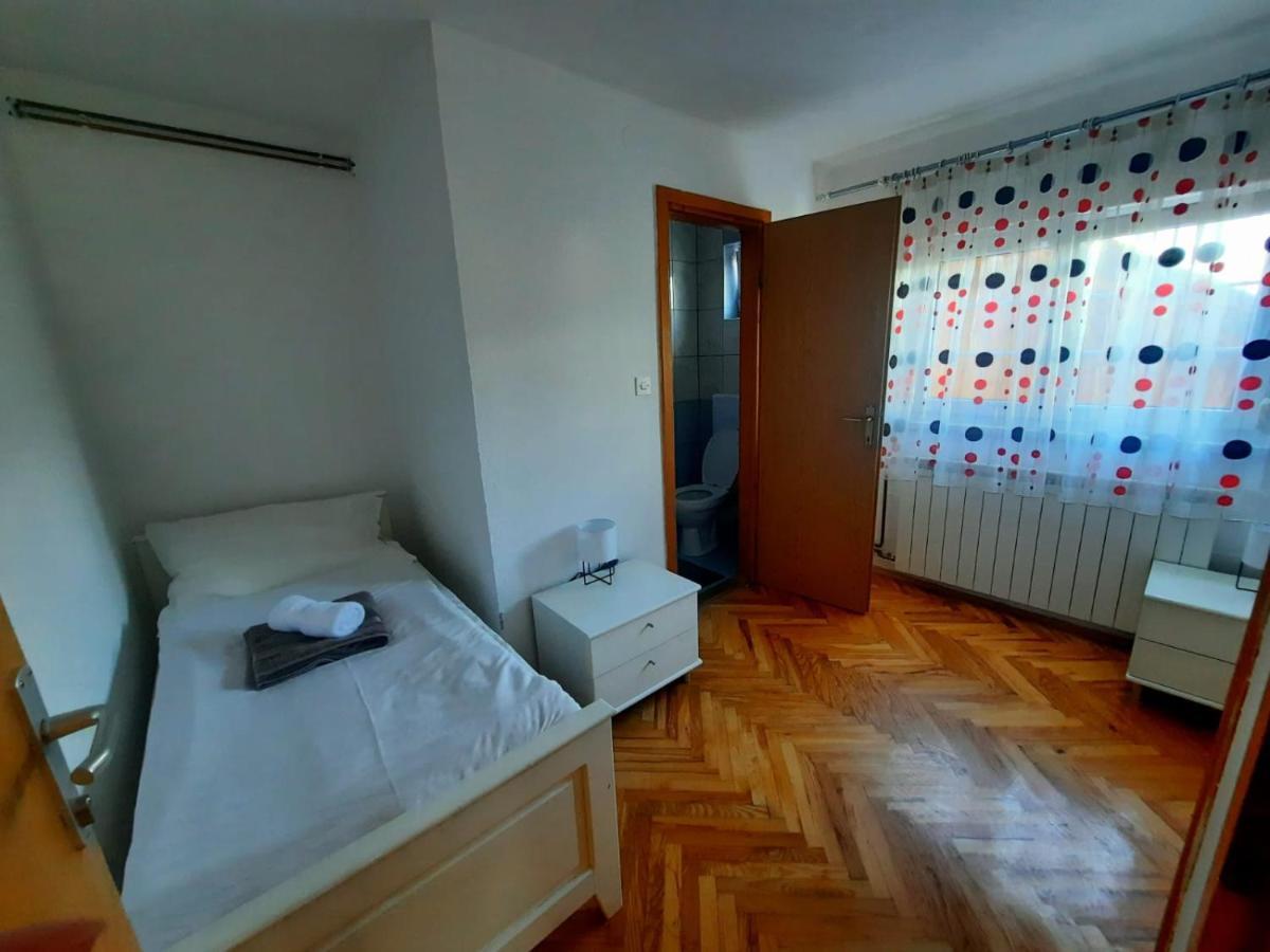 Hôtel Filip à Korenica Extérieur photo