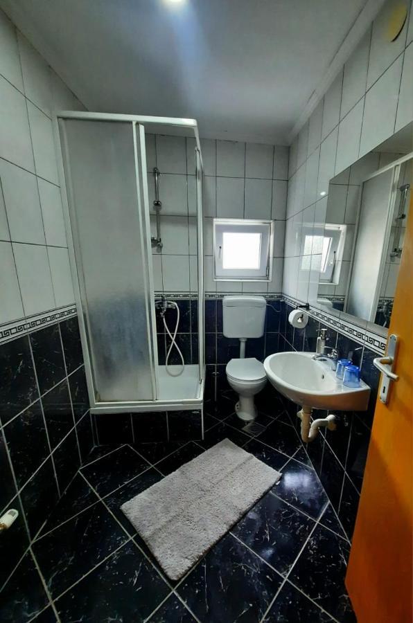 Hôtel Filip à Korenica Extérieur photo